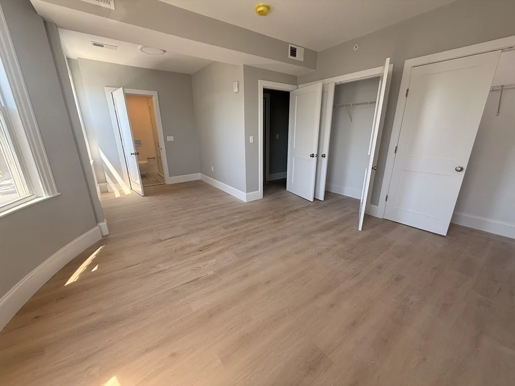 4 bed, 4+ bath apartment for rent at 7 Thornley St Unit 2, Dorchester — photo 2 of 8