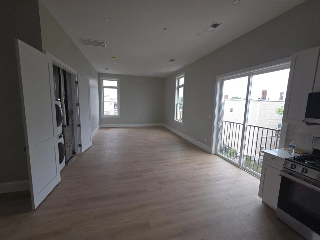 4 bed, 4+ bath apartment for rent at 7 Thornley St Unit 3, Dorchester — photo 4 of 17