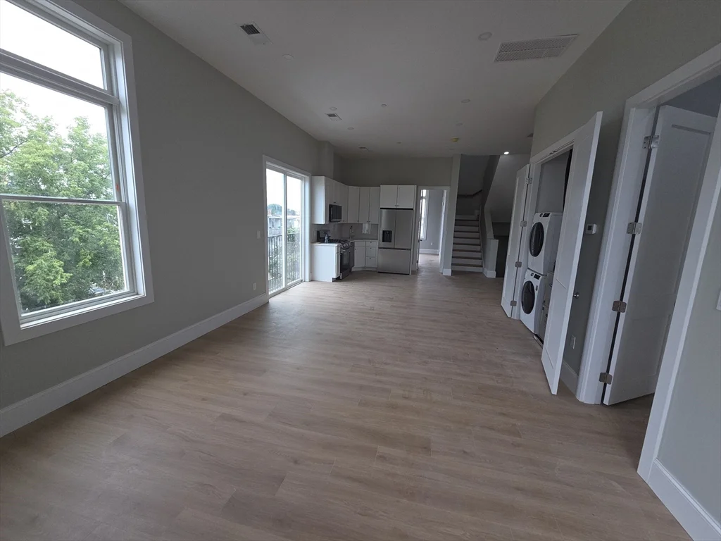 4 bed, 4+ bath apartment for rent at 7 Thornley St Unit 3, Dorchester — photo 3 of 17