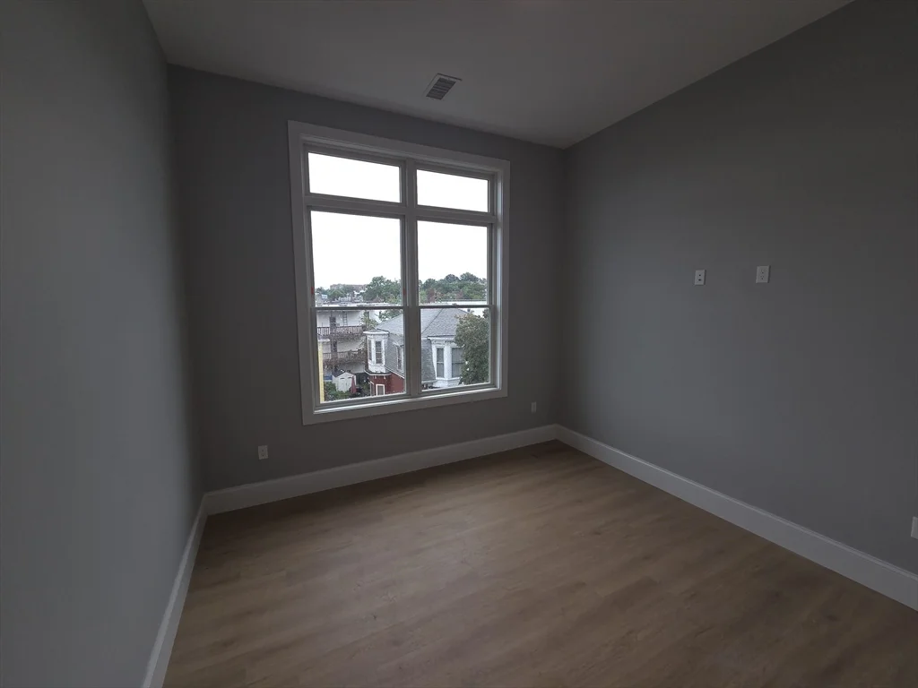4 bed, 4+ bath apartment for rent at 7 Thornley St Unit 3, Dorchester — photo 9 of 17