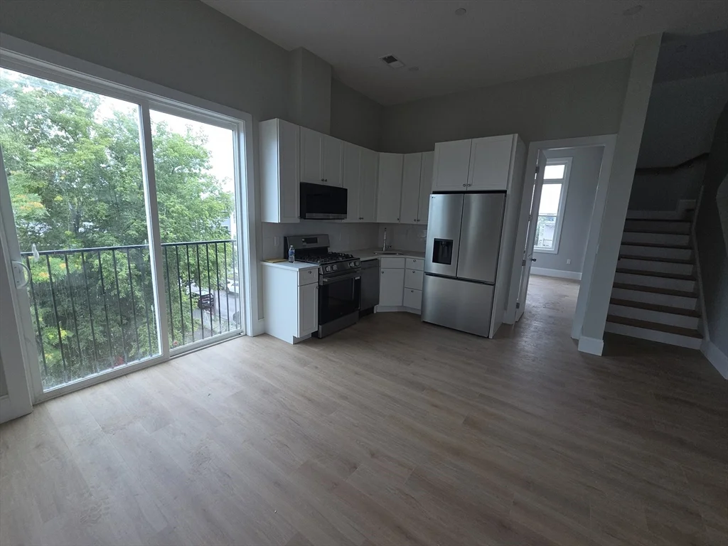 4 bed, 4+ bath apartment for rent at 7 Thornley St Unit 3, Dorchester — photo 2 of 17