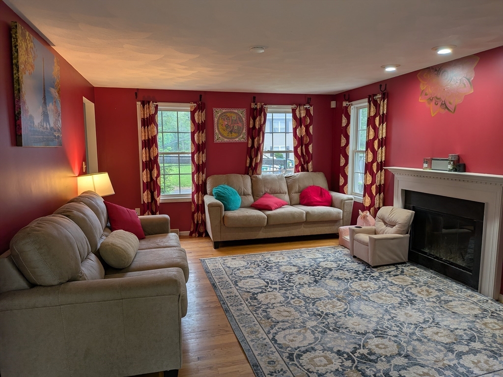4 bed, 2 bath apartment for rent at 7 Van Norden Rd, Burlington — photo 5 of 16
