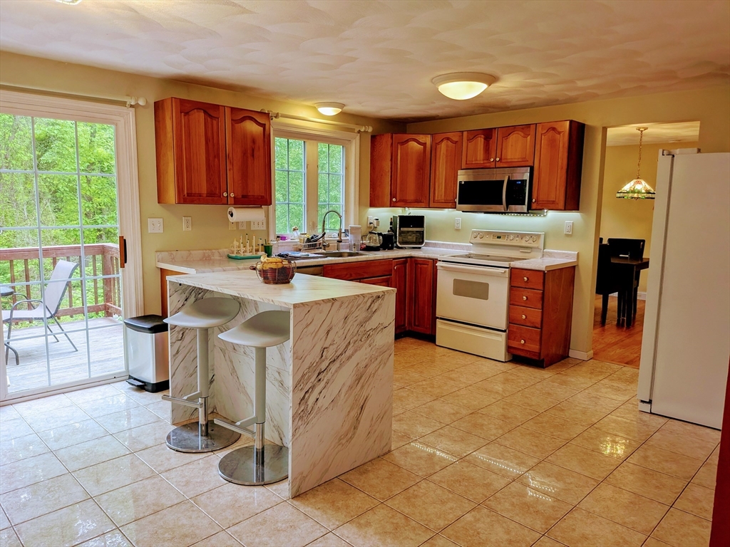 4 bed, 2 bath apartment for rent at 7 Van Norden Rd, Burlington — photo 3 of 16