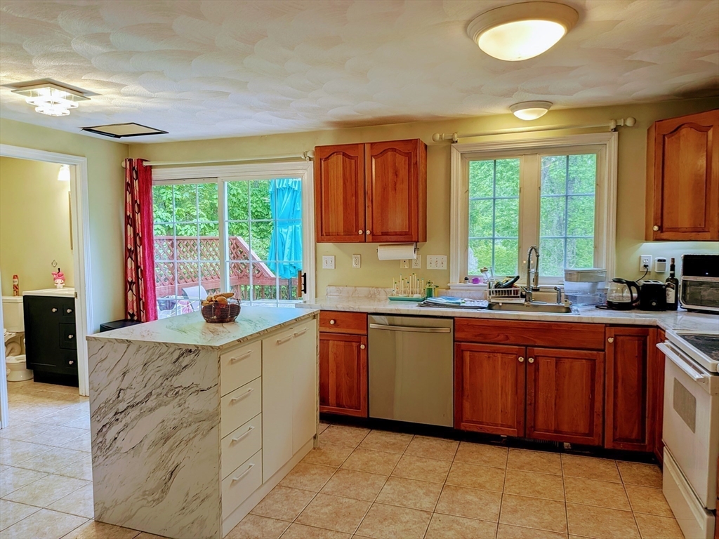 4 bed, 2 bath apartment for rent at 7 Van Norden Rd, Burlington — photo 2 of 16
