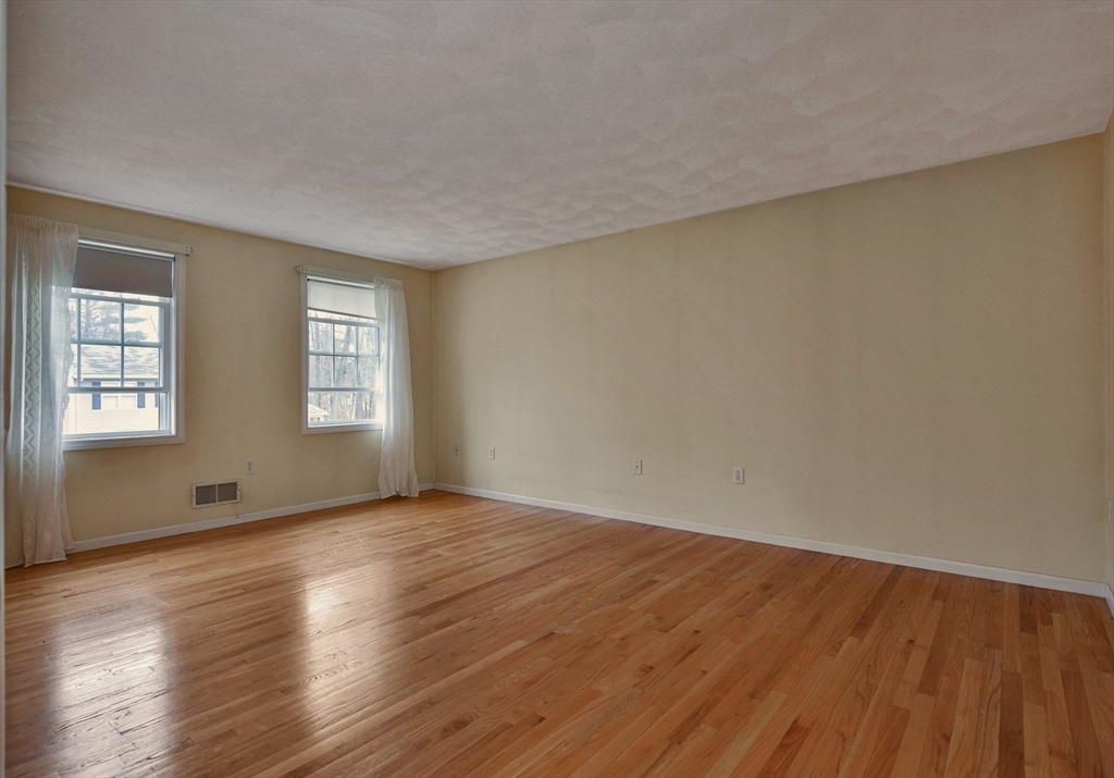 4 bed, 2 bath apartment for rent at 7 Van Norden Rd Unit 0, Burlington — photo 9 of 11