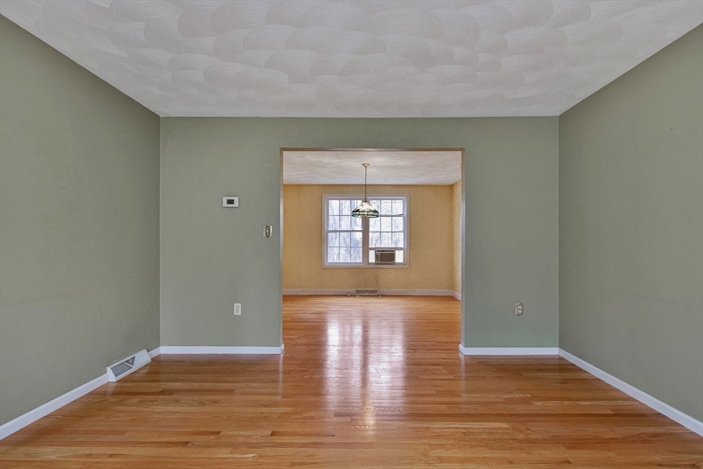 4 bed, 2 bath apartment for rent at 7 Van Norden Rd Unit 7, Burlington — photo 4 of 12