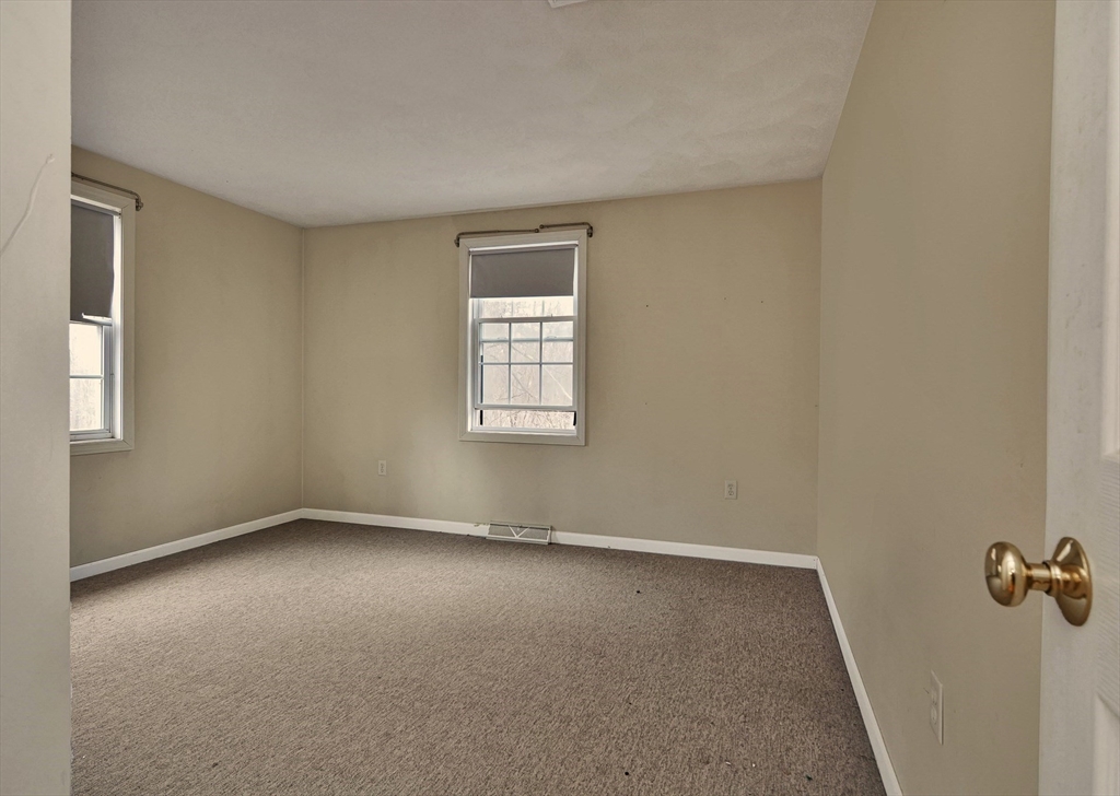 4 bed, 2 bath apartment for rent at 7 Van Norden Rd Unit 7, Burlington — photo 7 of 12