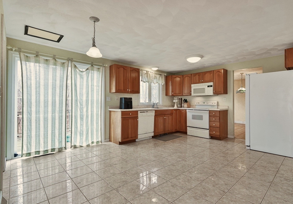 4 bed, 2 bath apartment for rent at 7 Van Norden Rd Unit 7, Burlington — photo 2 of 12