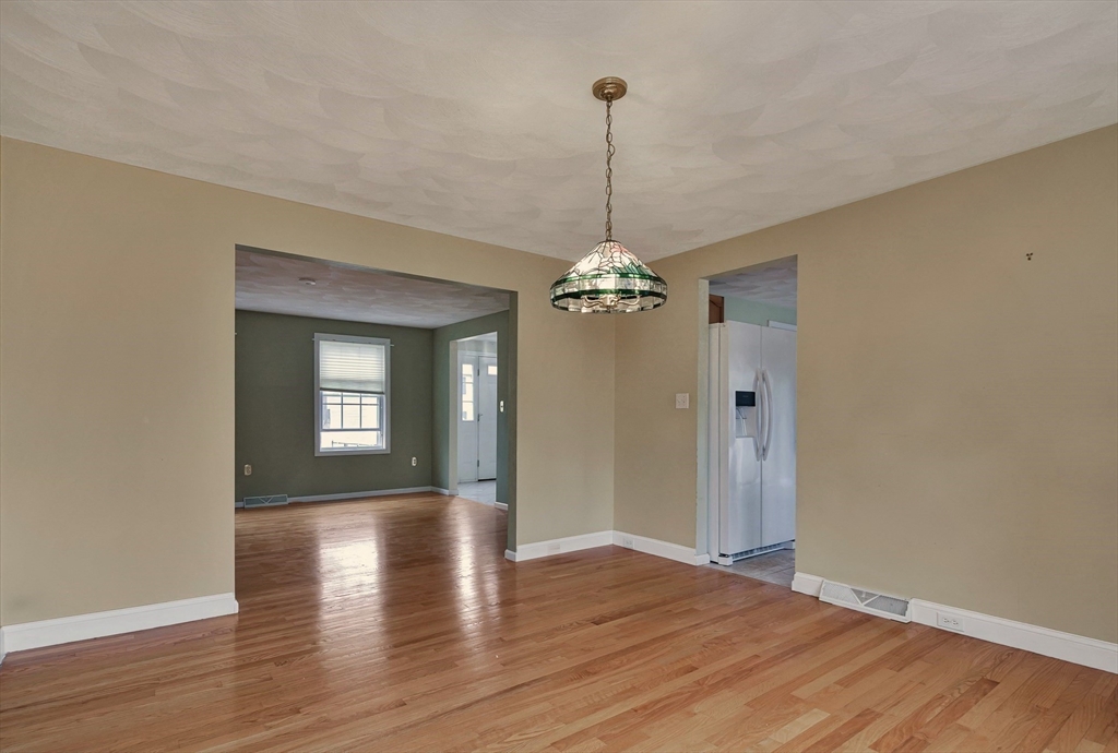 4 bed, 2 bath apartment for rent at 7 Van Norden Rd Unit 7, Burlington — photo 3 of 12