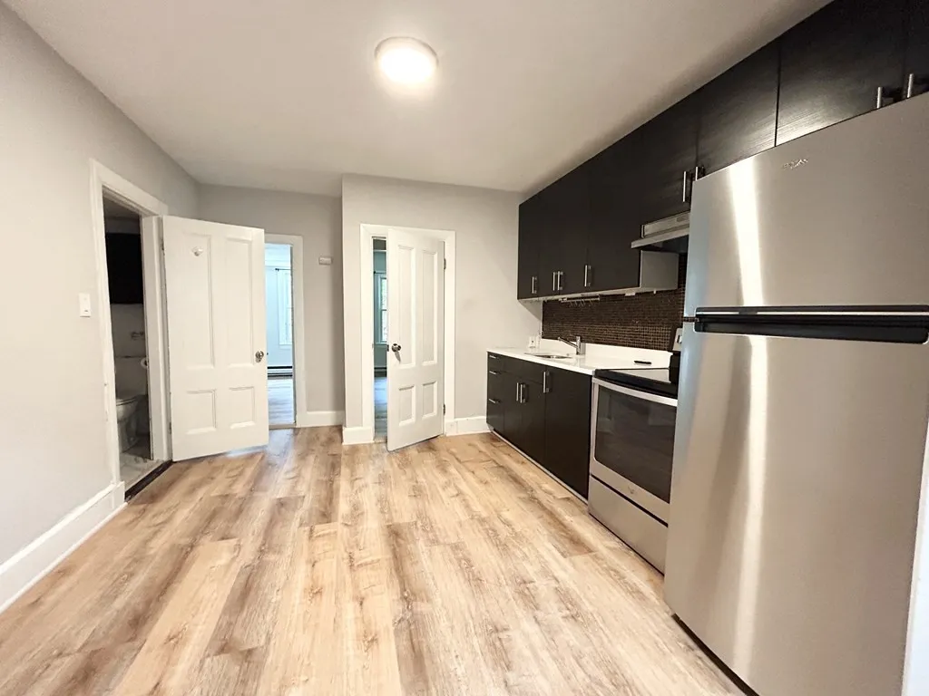 3 bed, 1 bath apartment for rent at 7 Warwick St Unit 1, South End — photo 2 of 6