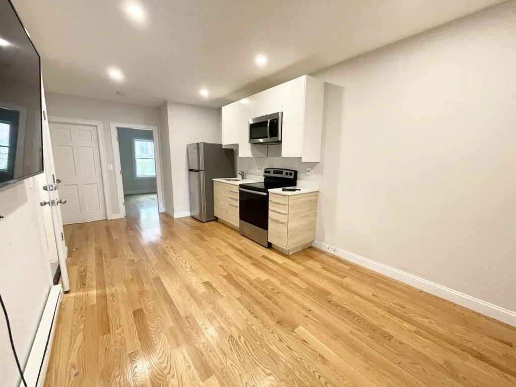 4 bed, 1 bath apartment for rent at 7 Warwick St Unit 2, Roxbury — photo 3 of 11