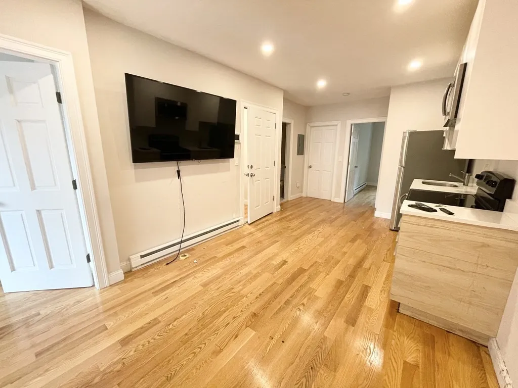 4 bed, 1 bath apartment for rent at 7 Warwick St Unit 2, Roxbury — photo 4 of 11