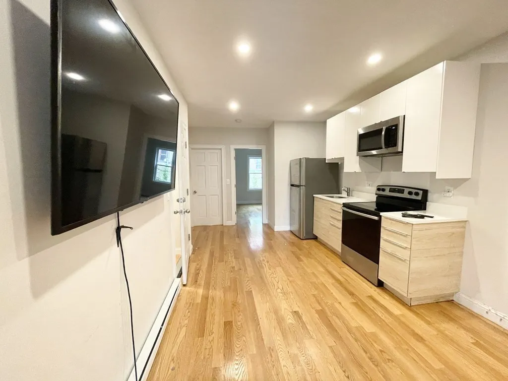 4 bed, 1 bath apartment for rent at 7 Warwick St Unit 2, Roxbury — photo 5 of 11