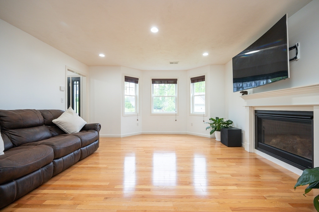 4 bed, 3 bath apartment for rent at 7 Willow Brook Ln, Blackstone — photo 3 of 42
