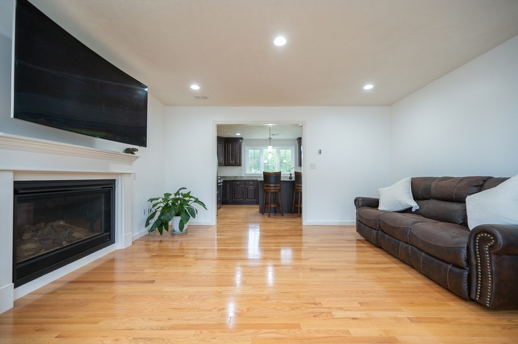4 bed, 3 bath apartment for rent at 7 Willow Brook Ln, Blackstone — photo 5 of 42