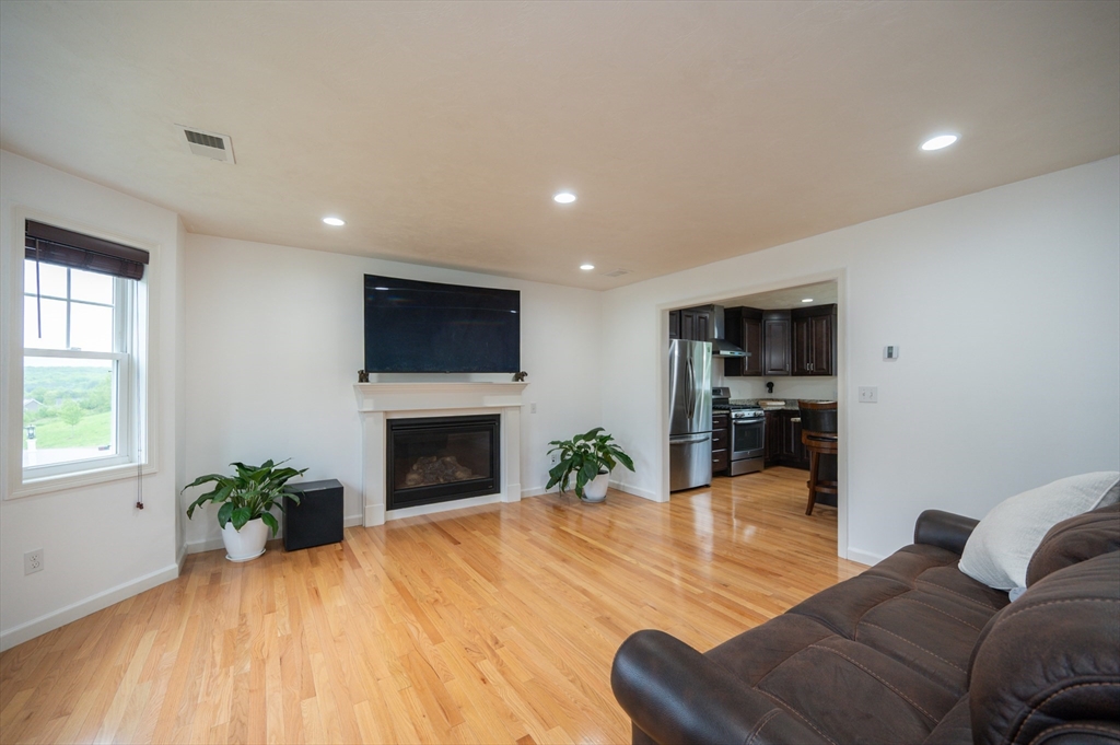 4 bed, 3 bath apartment for rent at 7 Willow Brook Ln, Blackstone — photo 4 of 42