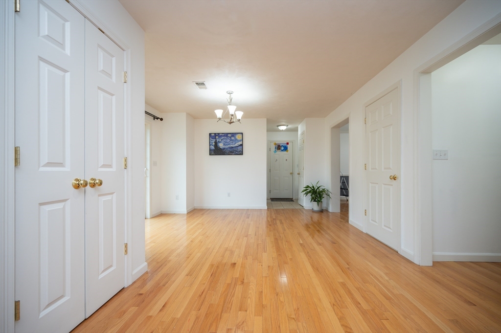 4 bed, 3 bath apartment for rent at 7 Willow Brook Ln, Blackstone — photo 10 of 42