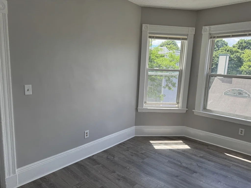 4 bed, 1 bath apartment for rent at 7 Woodward Park St Unit 3, Roxbury — photo 4 of 21