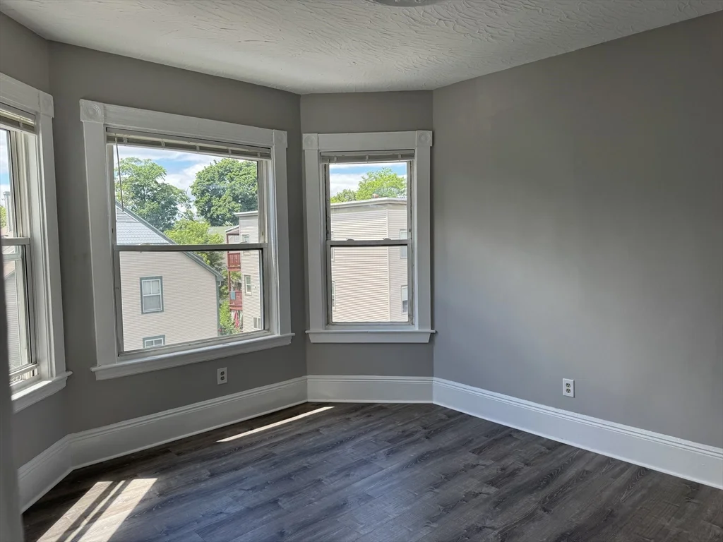 4 bed, 1 bath apartment for rent at 7 Woodward Park St Unit 3, Roxbury — photo 3 of 21