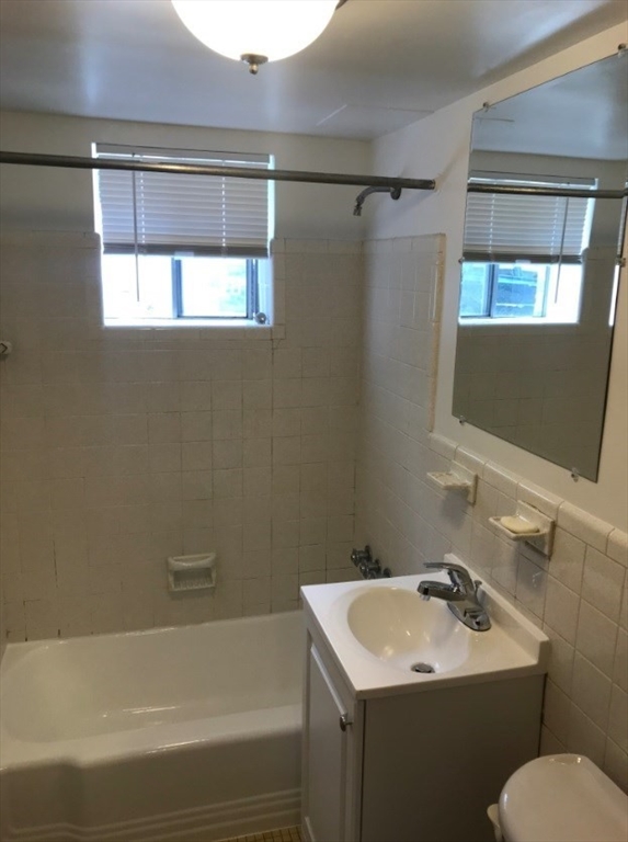 1 bed, 1 bath apartment for rent at 70-80 Harvard St Unit 1, Banks Square — photo 9 of 10