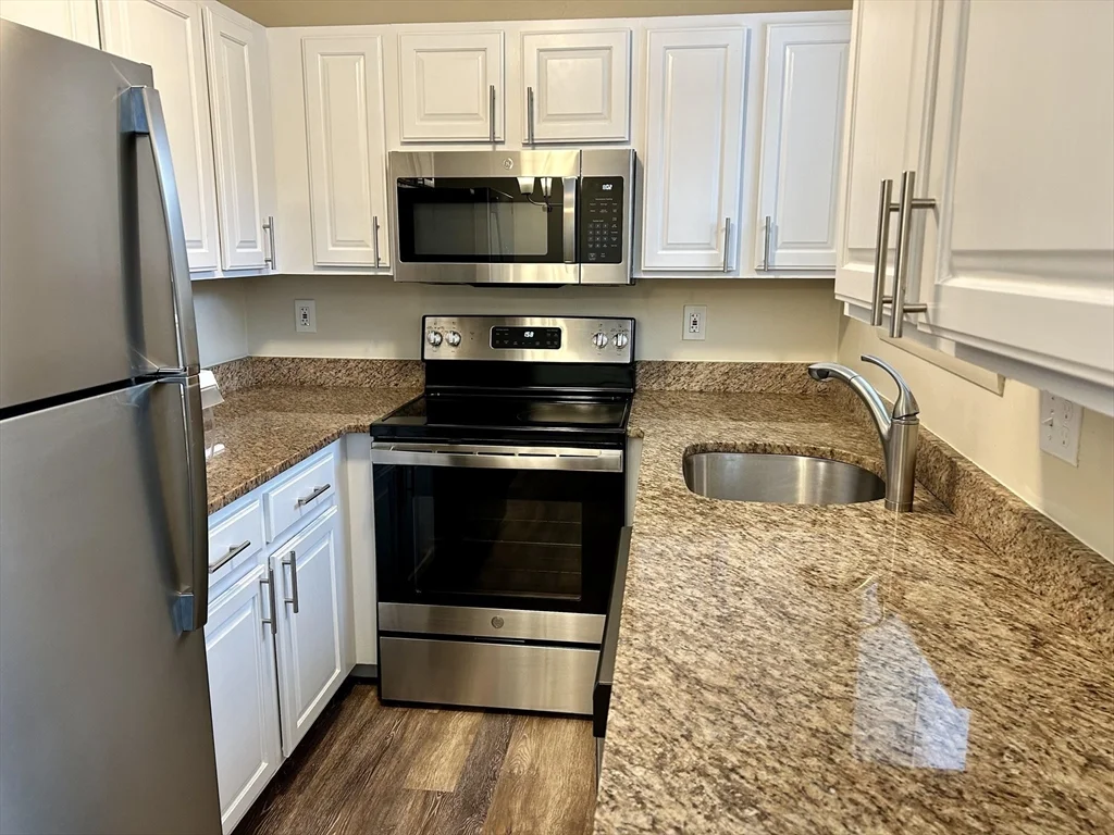 2 bed, 1 bath apartment for rent at 70 C Charles River Rd Unit 70 C, Waltham — photo 2 of 28