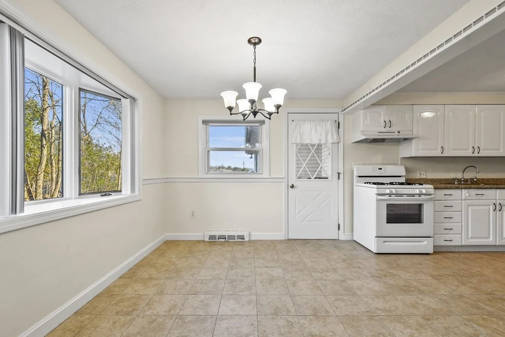 3 bed, 1 bath apartment for rent at 70 Cambridge Rd Unit 1, Woburn — photo 9 of 23