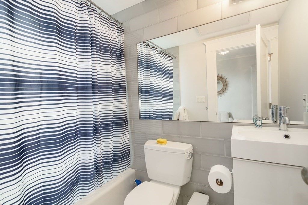 4 bed, 4 bath apartment for rent at 70 Craigie St Unit 1, Spring Hill — photo 11 of 19