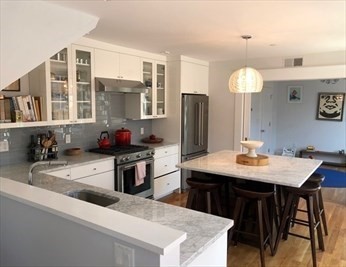 4 bed, 4 bath apartment for rent at 70 Craigie St Unit 1, Spring Hill — photo 2 of 19