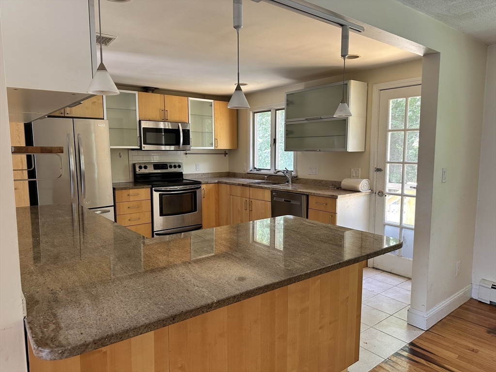 3 bed, 2 bath apartment for rent at 70 Edgemoor Unit 70, Wellesley — photo 3 of 17