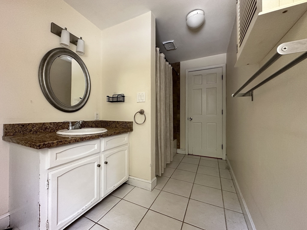 3 bed, 2 bath apartment for rent at 70 Edgemoor Unit 70, Wellesley — photo 13 of 17