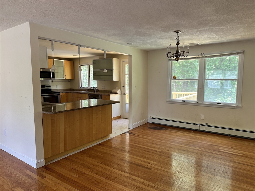 3 bed, 2 bath apartment for rent at 70 Edgemoor Unit 70, Wellesley — photo 4 of 17