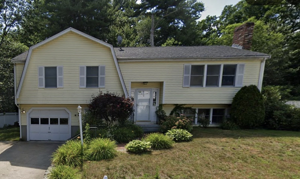 3 bed, 2 bath apartment for rent at 70 Edgemoor Unit 70, Wellesley — photo 1 of 17