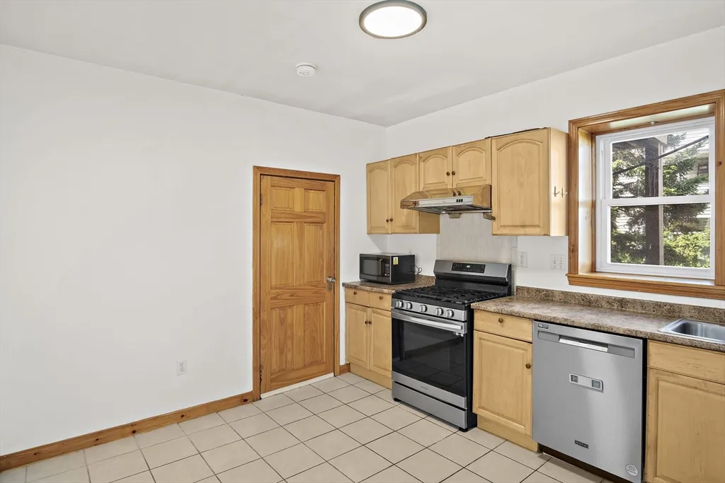 3 bed, 2 bath apartment for rent at 70 Empire St Unit 1, Allston — photo 24 of 31