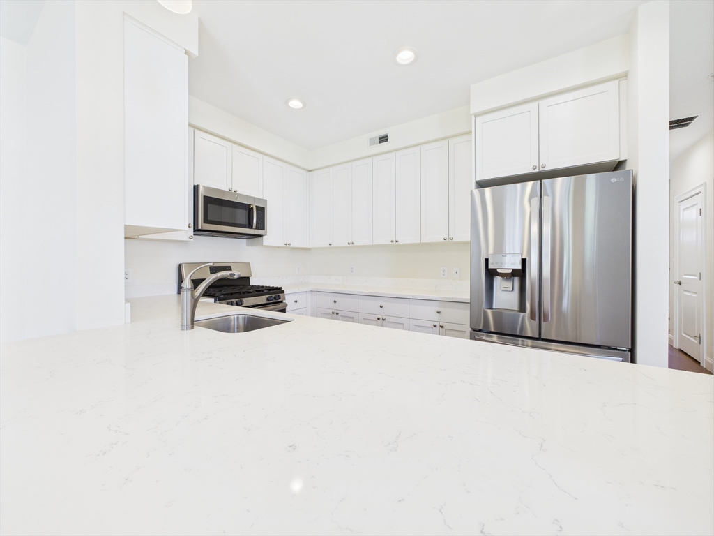 3 bed, 2 bath apartment for rent at 70 Endicott Unit 601, Norwood — photo 5 of 27