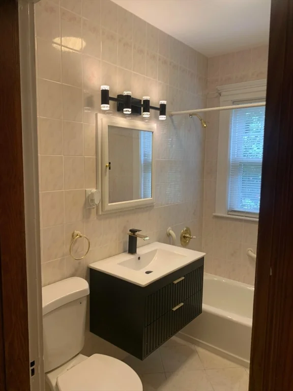4 bed, 1 bath apartment for rent at 70 Harvest St Unit 1, Dorchester — photo 3 of 11