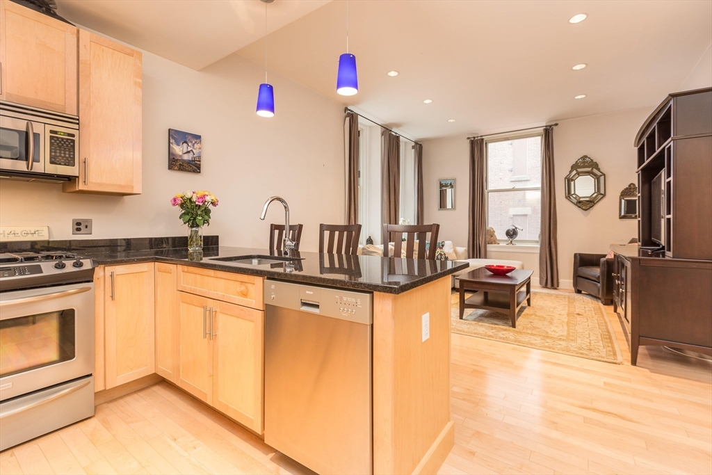 1 bed, 1 bath apartment for rent at 70 Lincoln Unit L317, Leather District — photo 2 of 13