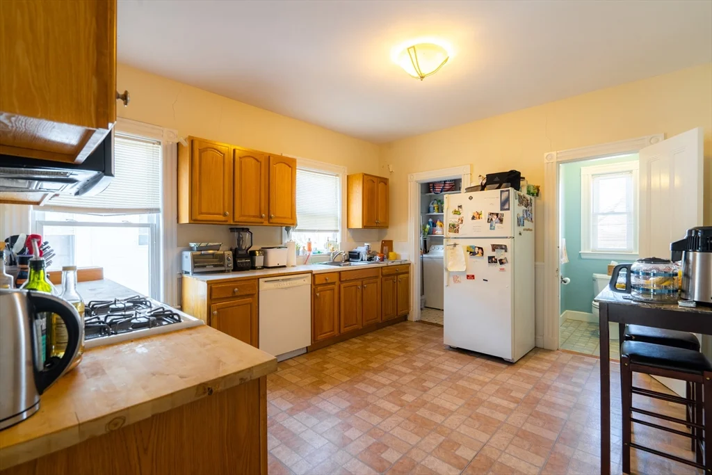 4 bed, 1 bath apartment for rent at 70 Mapleton St Unit 70, Brighton — photo 5 of 22