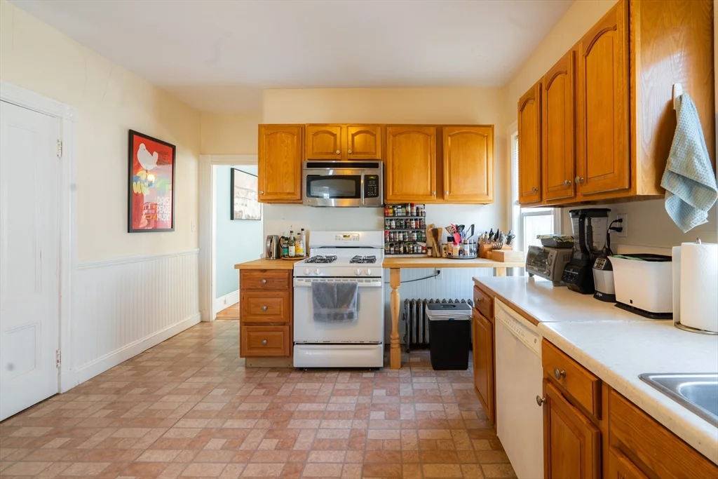 4 bed, 1 bath apartment for rent at 70 Mapleton St Unit 70, Brighton — photo 6 of 22