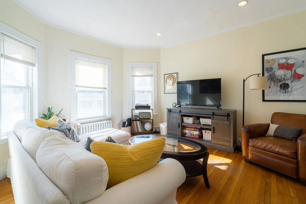 4 bed, 1 bath apartment for rent at 70 Mapleton St Unit 70, Brighton — photo 2 of 22