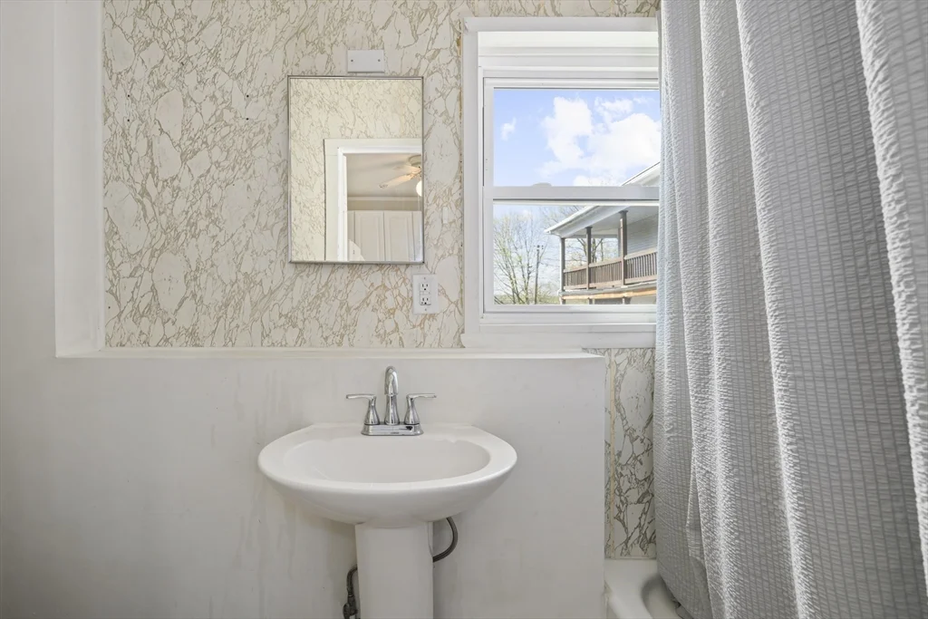 3 bed, 1 bath apartment for rent at 70 North St Unit 70, Ware — photo 6 of 29