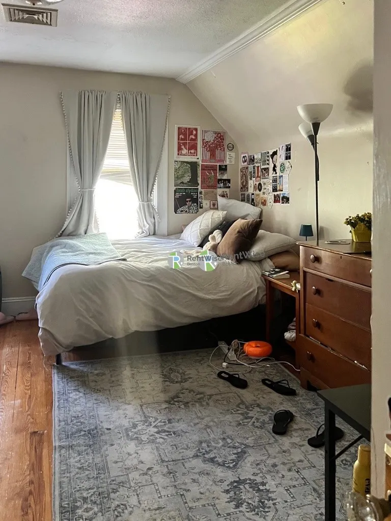 5 bed, 1.5 bath apartment for rent at 70 Ossipee Rd Unit 2, Teele Square — photo 5 of 18