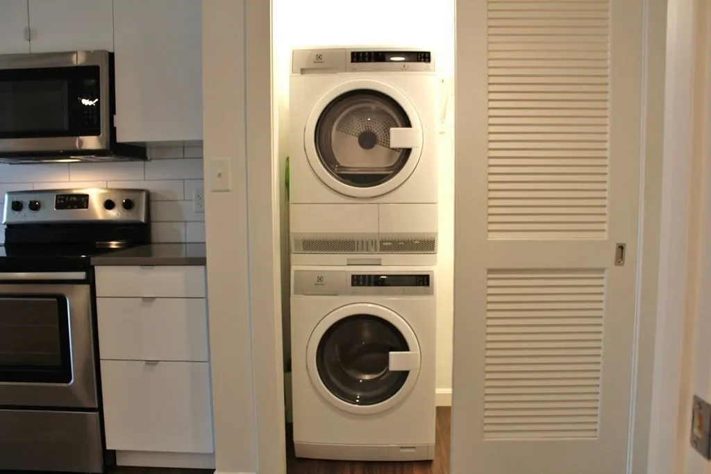 Studio bed, 1 bath apartment for rent at 70 Parker Hill Ave Unit 403, Mission Hill — photo 2 of 14