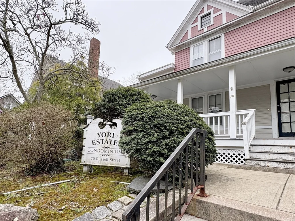 1 bed, 1 bath apartment for rent at 70 Russell St Unit 5, New Bedford — photo 1 of 10