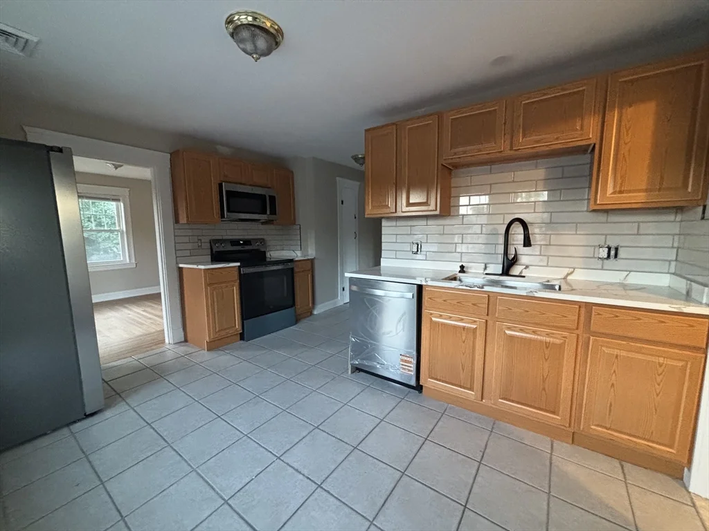 3 bed, 1 bath apartment for rent at 70 Shawmut St Unit 2, East Weymouth — photo 9 of 10
