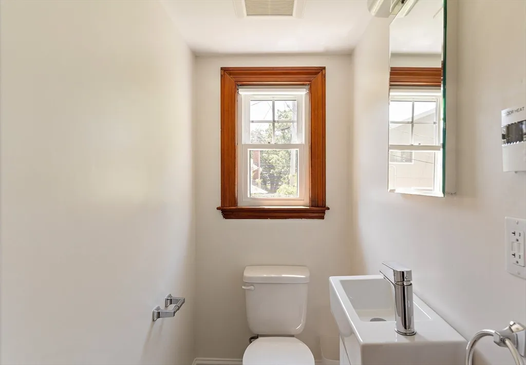 4 bed, 2 bath apartment for rent at 70 South Border Rd, Lawrence Estates — photo 8 of 39