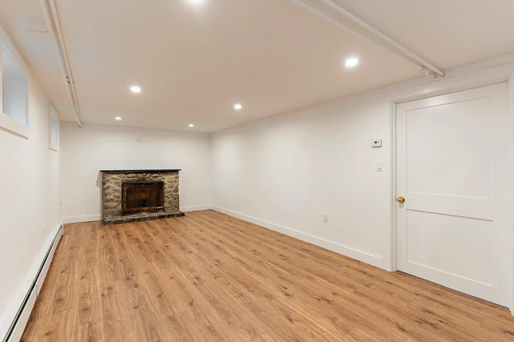 4 bed, 2 bath apartment for rent at 70 South Border Rd, Lawrence Estates — photo 27 of 39