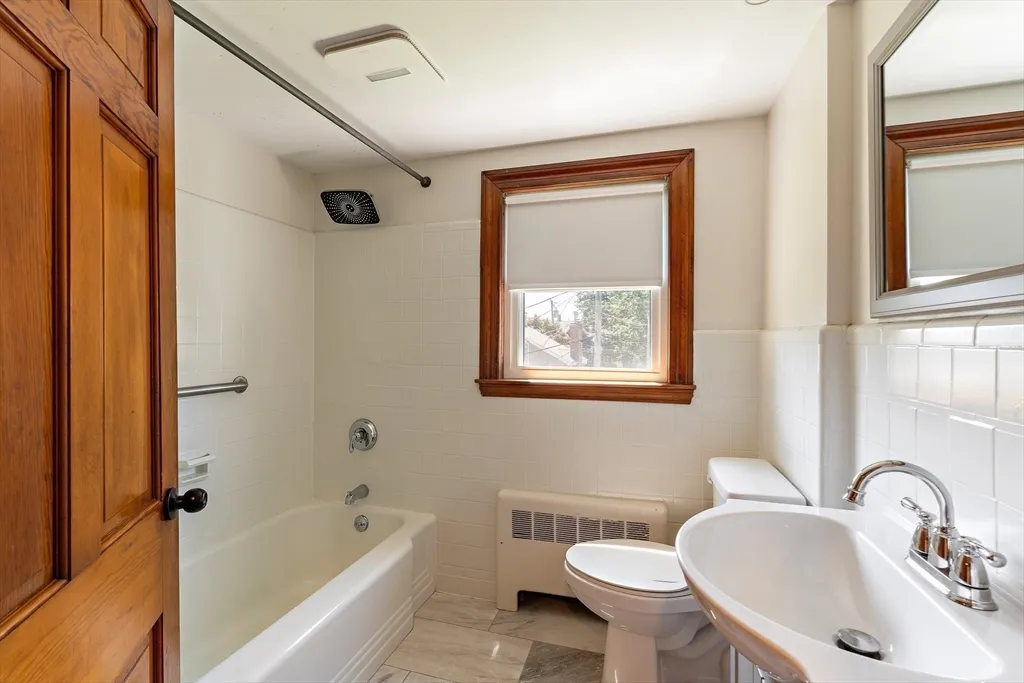 4 bed, 2 bath apartment for rent at 70 South Border Rd, Lawrence Estates — photo 22 of 39
