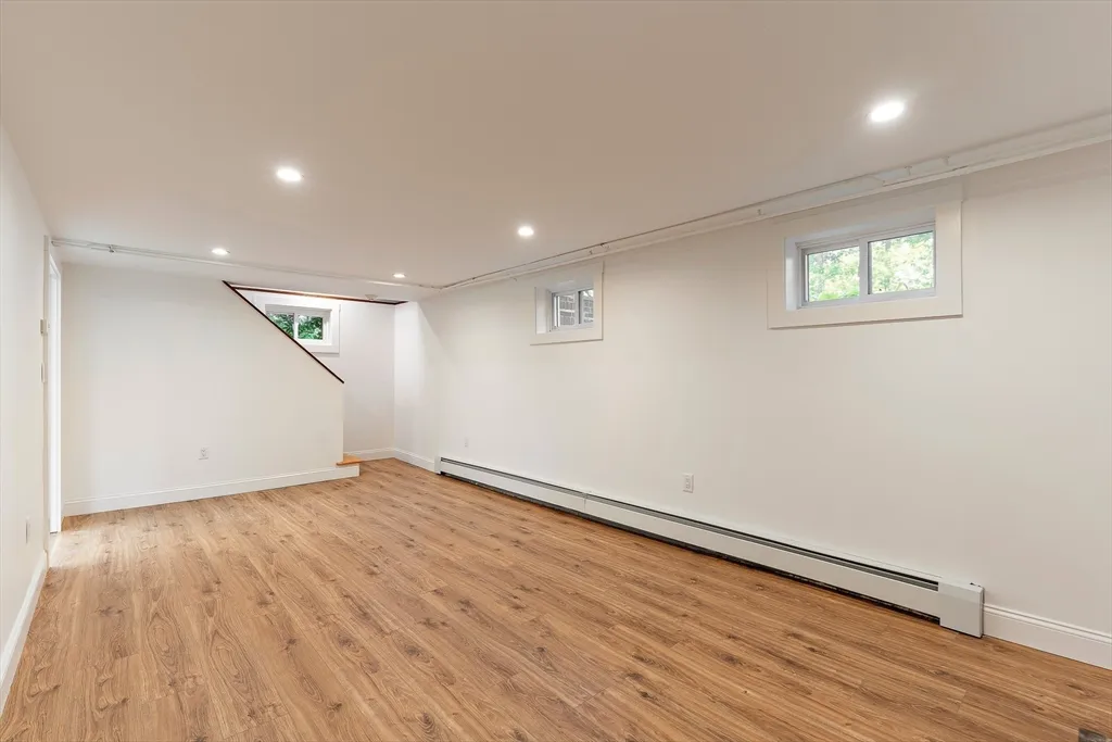 4 bed, 2 bath apartment for rent at 70 South Border Rd, Lawrence Estates — photo 28 of 39