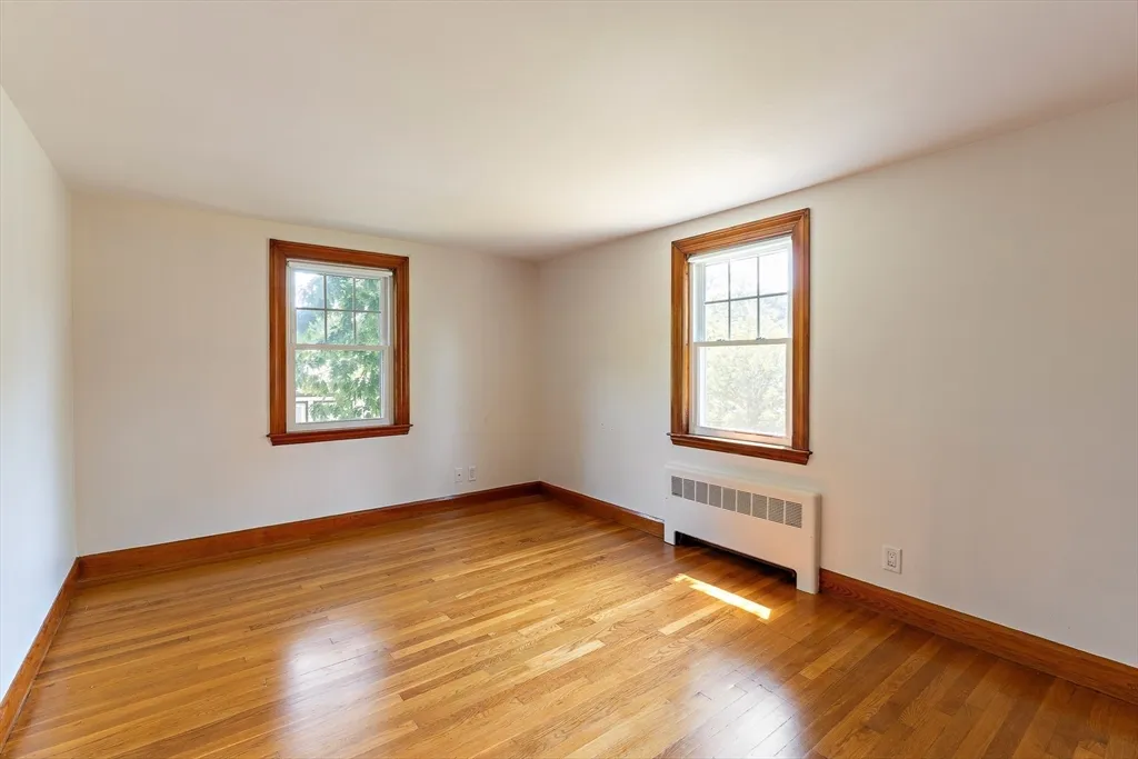 4 bed, 2 bath apartment for rent at 70 South Border Rd, Lawrence Estates — photo 21 of 39