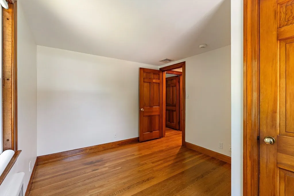 4 bed, 2 bath apartment for rent at 70 South Border Rd, Lawrence Estates — photo 25 of 39